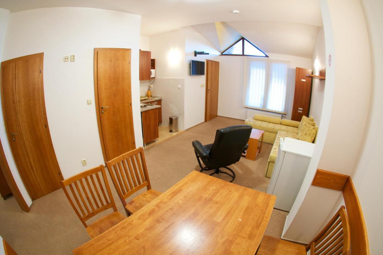 Apartmany Biela Put 17 - 18 デマノブスカ・ドリーナ エクステリア 写真